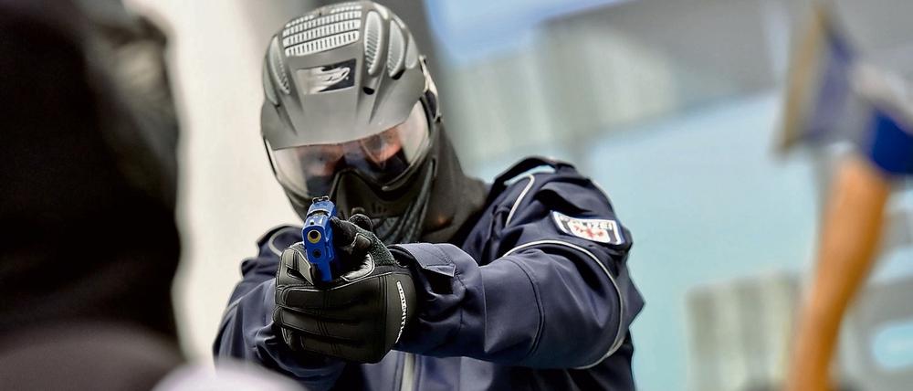 Zur Ausbildung eines Polizisten gehört auch das Schießtraining. Die Zahl der Beamten in Brandenburg ist aber nicht mehr ausreichend.