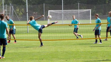 Fußballerische Elemente im Vordergrund: Der Japaner Genki Haraguchi mit technisch anspruchsvollem Volley beim Fußball-Tennis in Berlin vor der Abfahrt nach Schladming.