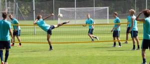 Fußballerische Elemente im Vordergrund: Der Japaner Genki Haraguchi mit technisch anspruchsvollem Volley beim Fußball-Tennis in Berlin vor der Abfahrt nach Schladming.