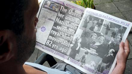 Ein Blick in die "Sun" mit Screenshots des Videos, das den Hitlergruß der Queen als Kind zeigt 
