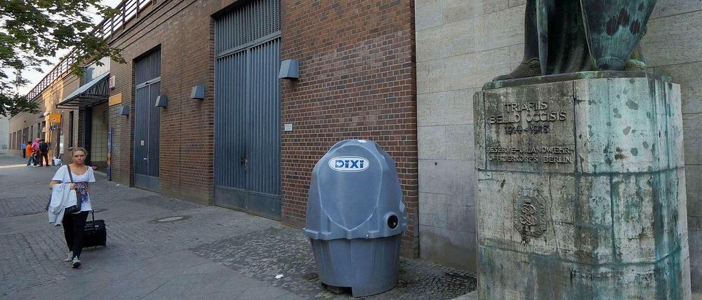 Eine sehr öffentliche Toilette. In der Jebensstraße am Bahnhof Zoo gibt es jetzt dieses Urinal zwischen dem Kriegerdenkmal (r.) und der Bahnhofsmission (links im Hintergrund).