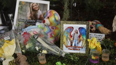 Trauer um Gabby Petito: Anwohner haben eine Gedenkstätte für die 22-Jährige aufgebaut.