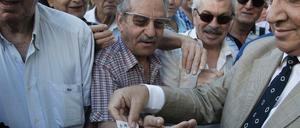 Die griechischen Banken haben wieder geöffnet - doch auch die schmerzhaften Steuererhöhungen greifen in Griechenland schon.