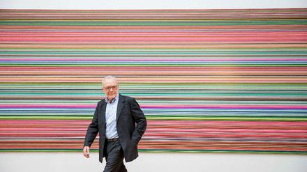 Gerhard Richter in seiner Ausstellung „Streifen und Glas“ im Dresdner Albertinum, 2013.