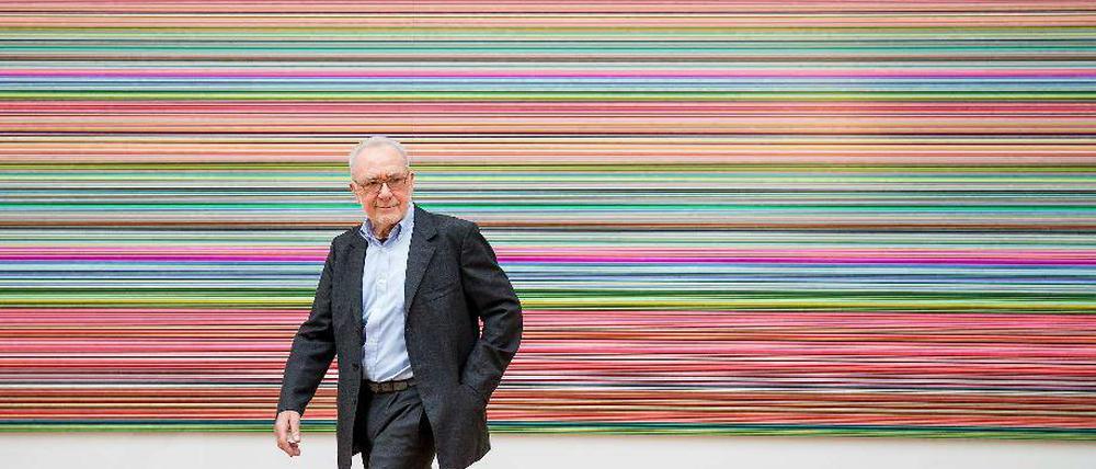 Gerhard Richter in seiner Ausstellung „Streifen und Glas“ im Dresdner Albertinum, 2013.