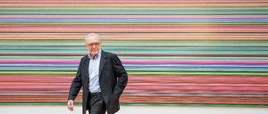 Gerhard Richter in seiner Ausstellung „Streifen und Glas“ im Dresdner Albertinum, 2013.