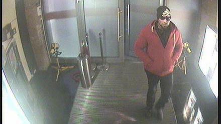 Wer kennt diesen Mann? Vor allem der Haupttäter eines Casino-Überfalls in Borsigwalde ist auf den Bildern gut zu erkennen.