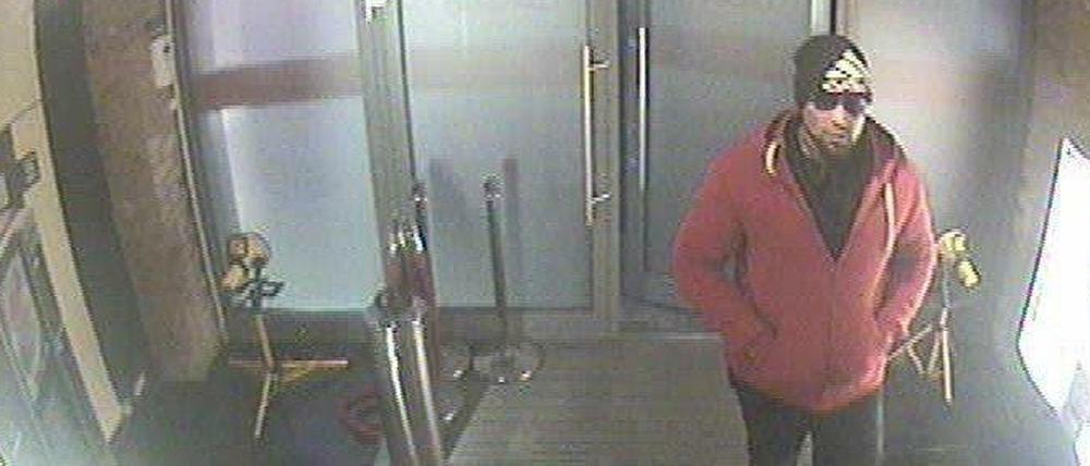 Wer kennt diesen Mann? Vor allem der Haupttäter eines Casino-Überfalls in Borsigwalde ist auf den Bildern gut zu erkennen.