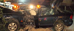 Nach einem schweren Verkehrsunfall im nördlichen Bremen steht das verunglückte Fahrzeug an der Unfallstelle. 