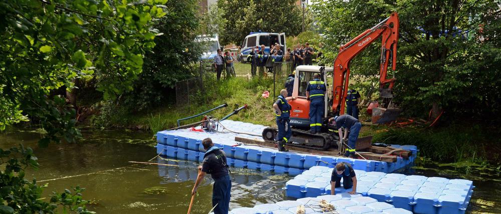 Mitarbeiter des Technischen Hilfwerkes (THW) und Polizisten machen alles bereit für den Bagger.