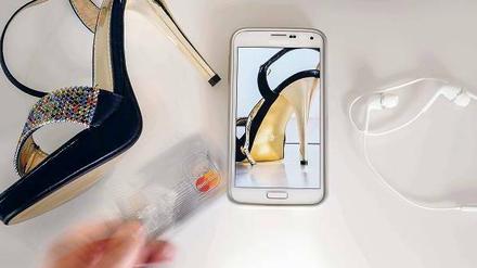 Schöne Schuhe kaufen viele Verbraucher inzwischen im Internet – vom heimischen Rechner oder unterwegs mit dem Smartphone. 