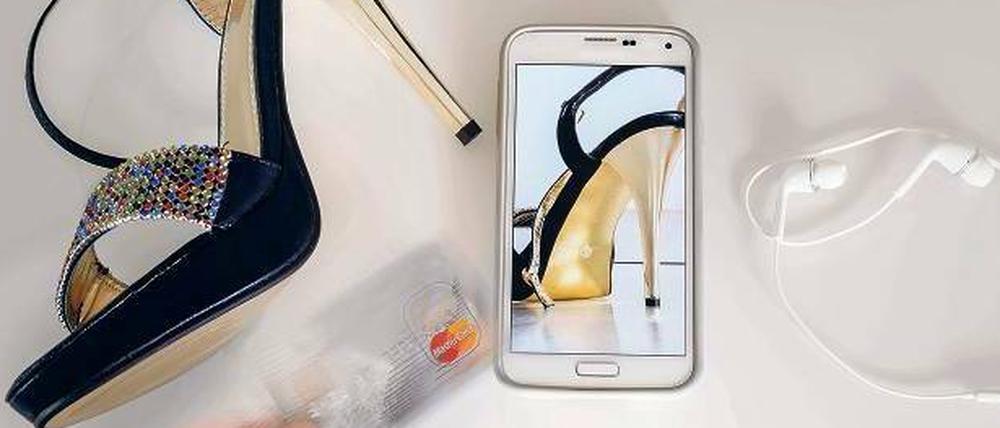 Schöne Schuhe kaufen viele Verbraucher inzwischen im Internet – vom heimischen Rechner oder unterwegs mit dem Smartphone. 