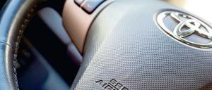 Blick auf das Lenkrad eines Toyota "Yaris" mit einem darunter befindlichen Airbag. Die weltweite Rückrufserie wegen defekter Airbags nimmt kein Ende. Die beiden japanischen Autokonzerne Toyota und Nissan kündigten an, zusammen weitere mehr als sechs Millionen Autos in die Werkstätten zurückzurufen. 