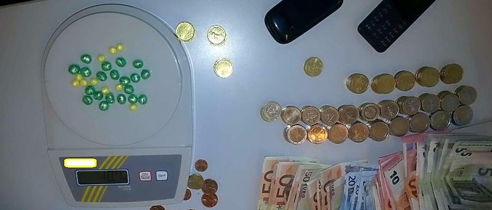 Volle Taschen: Die Beamten fanden neben zwei Mobiltelefonen, 30 Verkaufseinheiten Drogen – vermutlich Heroin und rund 1750 Euro. 