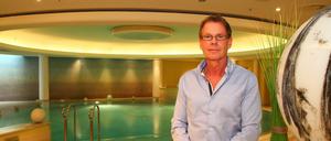 Ex-Hertha-Funktionär Klaus Brüggemann empfängt am Pool im Spa des Westin Grand Hotel in der Friedrichstraße zum Burnout-Coaching.