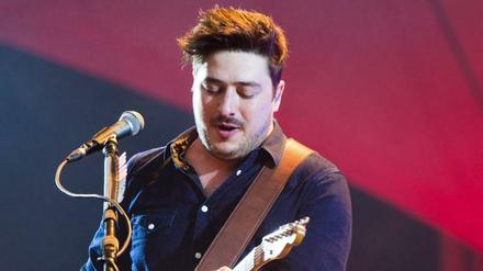 Laut, mit näselnd kratziger Stimme steht Mumford voller Kraft und Ausdruck vor dem donnernd elektrischen Instrumentarium.