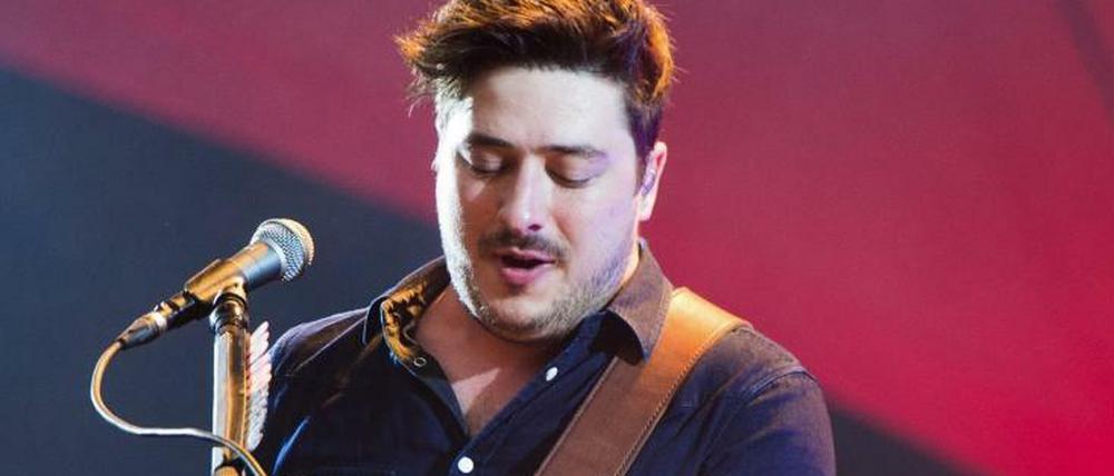 Laut, mit näselnd kratziger Stimme steht Mumford voller Kraft und Ausdruck vor dem donnernd elektrischen Instrumentarium.