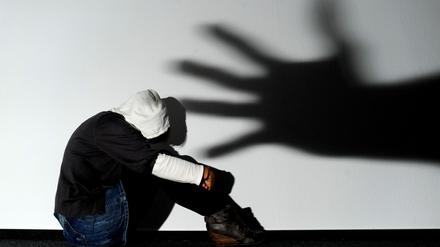 Das geltende Sexualstrafrecht schützt die Frauen bisher umfassend nur, wenn ein Täter gegen sie Gewalt anwendet, ihnen droht oder sie ihm ausgeliefert sind.