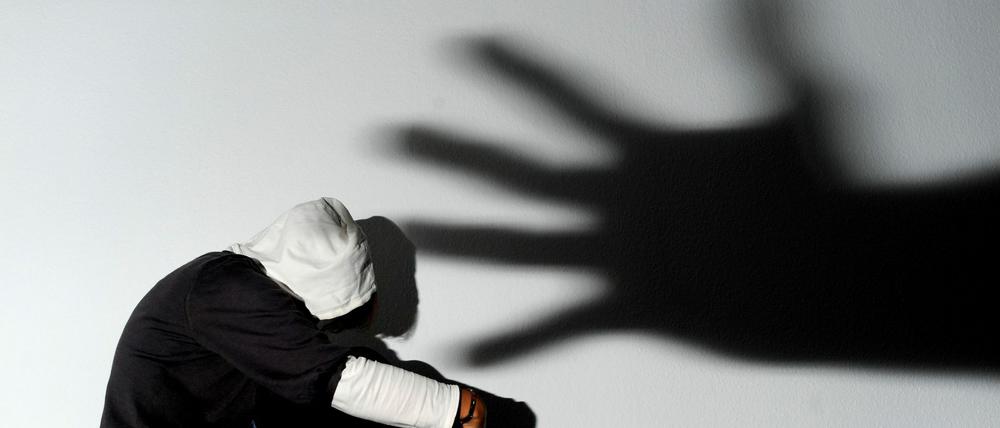 Das geltende Sexualstrafrecht schützt die Frauen bisher umfassend nur, wenn ein Täter gegen sie Gewalt anwendet, ihnen droht oder sie ihm ausgeliefert sind.