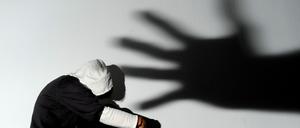 Das geltende Sexualstrafrecht schützt die Frauen bisher umfassend nur, wenn ein Täter gegen sie Gewalt anwendet, ihnen droht oder sie ihm ausgeliefert sind.
