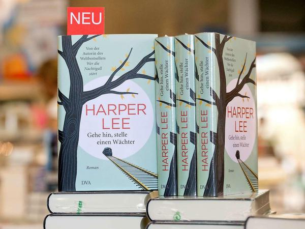 Bücher "Gehe hin, stelle einen Wächter" von Harper Lee.
