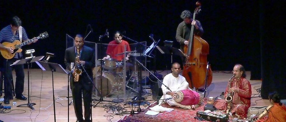 Rudresh Mahanthappa (2.v.l) und seine Musiker, darunter der zweite Altsaxofonist Kadri Gopalnath (2. v. r).