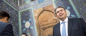 Bundeswirtschaftsminister Sigmar Gabriel vor einer Moschee in der iranischen Stadt Isfahan.