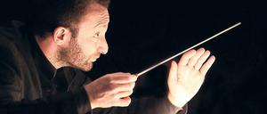 Keine Zeit für Starfotos. Kirill Petrenko am Pult des Bayerischen Staatsorchesters. 