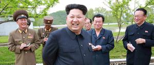 Diktator Kim Jong Un (vorne) könnte trotz internationaler Sanktionen einen neuen Raketenstart planen.