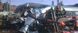 In Tschechien ist ein Schnellzug mit einem Lastwagen zusammengestoßen - Zwei Menschen starben. 