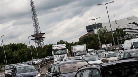 Dicht an dicht. Am Dienstag mussten Autofahrer auf der A 100 starke Nerven beweisen. Doch am Mittwoch floß der Verkehr schon etwas besser.