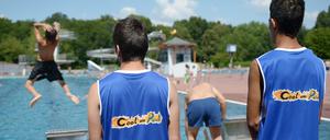 Abkühlung nötig? 70 Personen haben bei Berlins Bäderbetrieben Hausverbot. Seit vier Jahren helfen Konfliktlotsen von "Bleib cool am Pool" im Columbiabad Neukölln dabei, kleinere Streitigkeiten friedlich zu lösen. 
