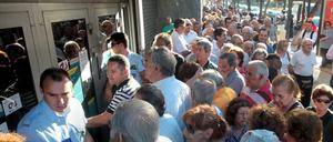 Am Montag sollen die griechischen Banken wieder öffnen. Die Menschen sollen dann bis zu 420 Euro pro Wochen abheben dürfen. 