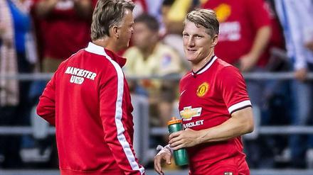 Besonders gut fiel das Fazit von Louis van Gaal (l.) nach dem zweiten Einsatz von Bastian Schweinsteiger im Trikot von Manchester United nicht aus.