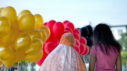 Schwarz-rot-bunt: Einbürgerungsfest in Dresden im Juni 2015