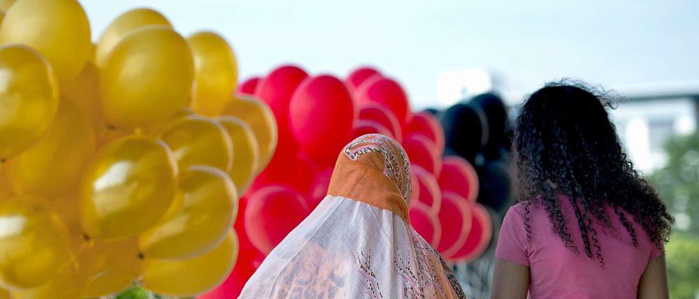 Schwarz-rot-bunt: Einbürgerungsfest in Dresden im Juni 2015