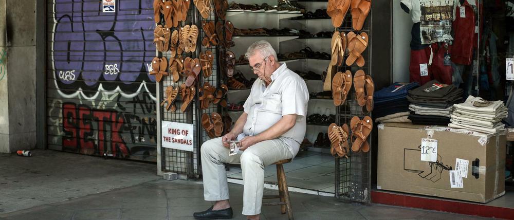 Ein Schuhgeschäft in Athen. Für viele Dinge des täglichen Bedarfs müssen die Griechen nun deutlich mehr bezahlen, weil die Mehrwertsteuer für die meisten Produkte von 13 auf 23 Prozent angehoben wurde.