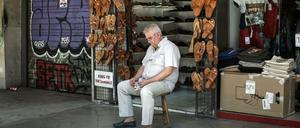 Ein Schuhgeschäft in Athen. Für viele Dinge des täglichen Bedarfs müssen die Griechen nun deutlich mehr bezahlen, weil die Mehrwertsteuer für die meisten Produkte von 13 auf 23 Prozent angehoben wurde.