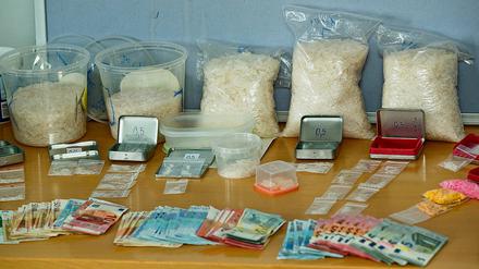 Rekorddrogenfund: 4,5 Kilogramm Crystal Meth und mehrere tausend Euro präsentierte die Polizei.