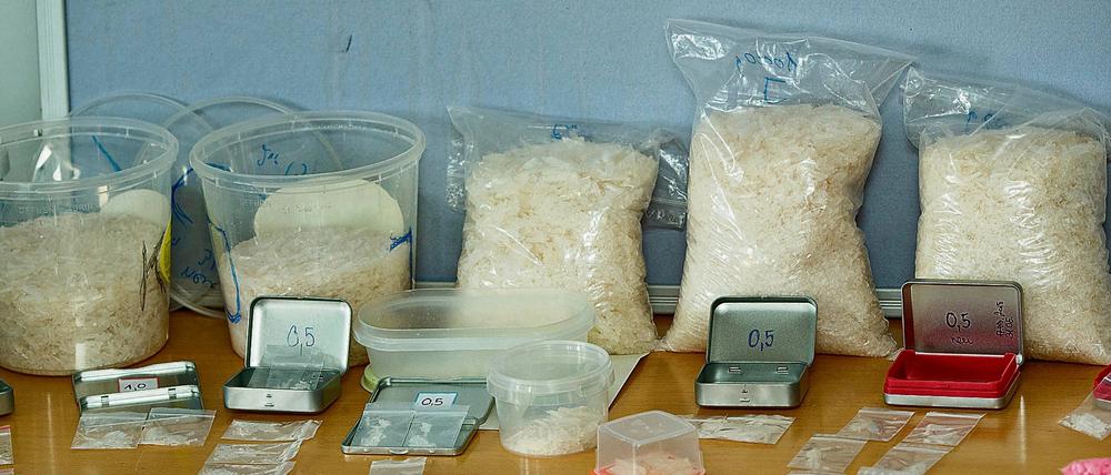 Rekorddrogenfund: 4,5 Kilogramm Crystal Meth und mehrere tausend Euro präsentierte die Polizei.