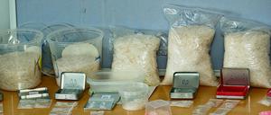 Rekorddrogenfund: 4,5 Kilogramm Crystal Meth und mehrere tausend Euro präsentierte die Polizei.