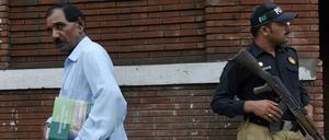 Ashiq Masih (links), der Ehemann der zum Tode verurteilten Christin Asia Bibi, verlässt in Lahore das Gericht. Der Oberste Gerichtshof hat einer Berufung zugestimmt.