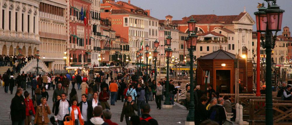 Die Promenade Riva degli Schiavoni am Markusplatz in Venedig in der Abenddämmerung, aufgenommen am 25.10.2008.