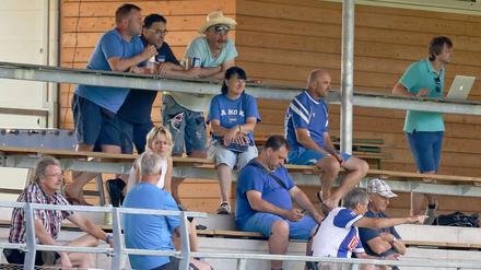 Die Treuen reisen mit. Fans von Hertha auf der Tribüne von Schladming.