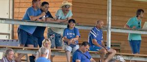 Die Treuen reisen mit. Fans von Hertha auf der Tribüne von Schladming.