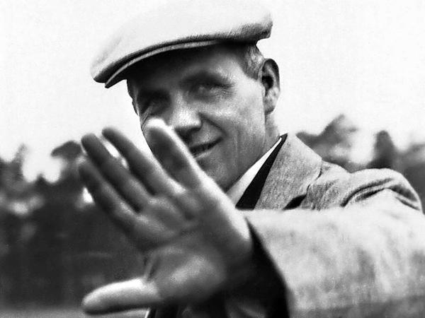 Hannes Meyer bei der Begehung des Baugeländes der Bundesschule des Allgemeinen Deutschen Gewerkschaftsbundes in Bernau.