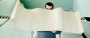 Modellbauer: Eine kleine Welle hat David Lichtenauer vom Künstlerkollektiv 3ECK schon einmal ins Stattbad mitgebracht. Bald soll das Holz das gesamte Schwimmbecken ausfüllen.