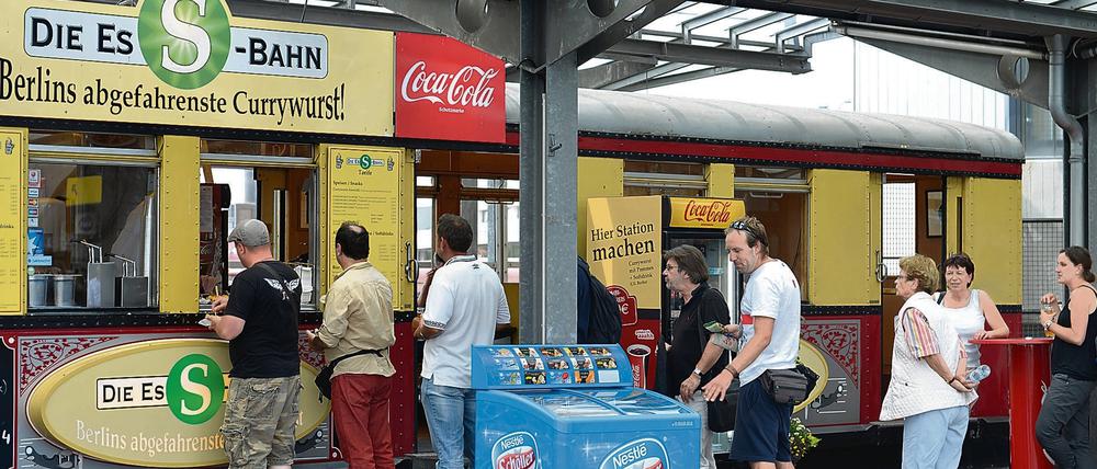 Berliner Exportschlager: Das Konzept der Imbissbude im ausrangierten S-Bahn-Triebwagen - hier am Flughafen Tegel - kommt auch andernorts gut an. Der Betreiber hat Filialen in Stuttgart, am Flughafen Köln-Bonn - und in Schanghai.