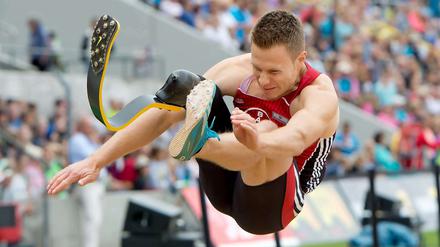 Markus Rehm, 26, hat 2014 bei den deutschen Meisterschaften mit 8,24 Metern den Weitsprung gewonnen. In einer Analyse kamen Biomechaniker zu dem Schluss, dass sich Sprünge mit einer Karbonstelze und Sprünge von Nichtbehinderten nicht vergleichen ließen. Der deutsche Verband beschloss daraufhin, dass der Leverkusener seinen Titel behalten darf, künftig aber bei Wettkämpfen getrennt gewertet wird.