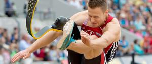 Markus Rehm, 26, hat 2014 bei den deutschen Meisterschaften mit 8,24 Metern den Weitsprung gewonnen. In einer Analyse kamen Biomechaniker zu dem Schluss, dass sich Sprünge mit einer Karbonstelze und Sprünge von Nichtbehinderten nicht vergleichen ließen. Der deutsche Verband beschloss daraufhin, dass der Leverkusener seinen Titel behalten darf, künftig aber bei Wettkämpfen getrennt gewertet wird.